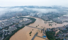 汨罗江洪水暴涨 红十字救援队赶赴现场救援